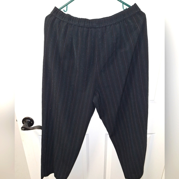 Briggs New York Black striped capris In a size 14p. - Picture 1 of 5